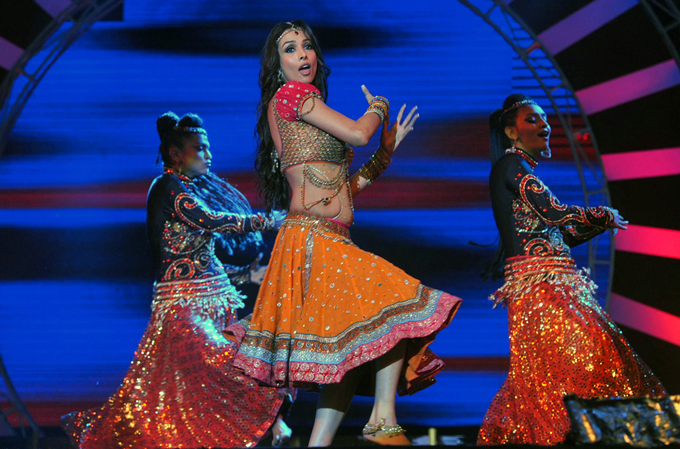 मुम्बईमा आयोजित एक अवार्ड कार्यक्रममा नृत्य गर्दै अभिनेत्री मलिका अरोरा खान। तस्बिर : एएफपी