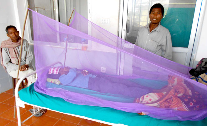 डेङ्गु रोग लागेका जोशीपुरको १० बर्षीय बालक सञ्जु चौधरीको सेती अञ्चल अस्पतालमा उपचार हुँदै। तस्बिर : अविनाश चौधरी